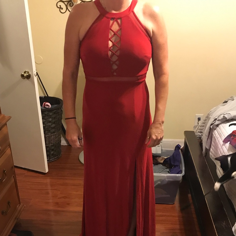 Red Floor Length Prom Dress Never Worn. Size 9/10